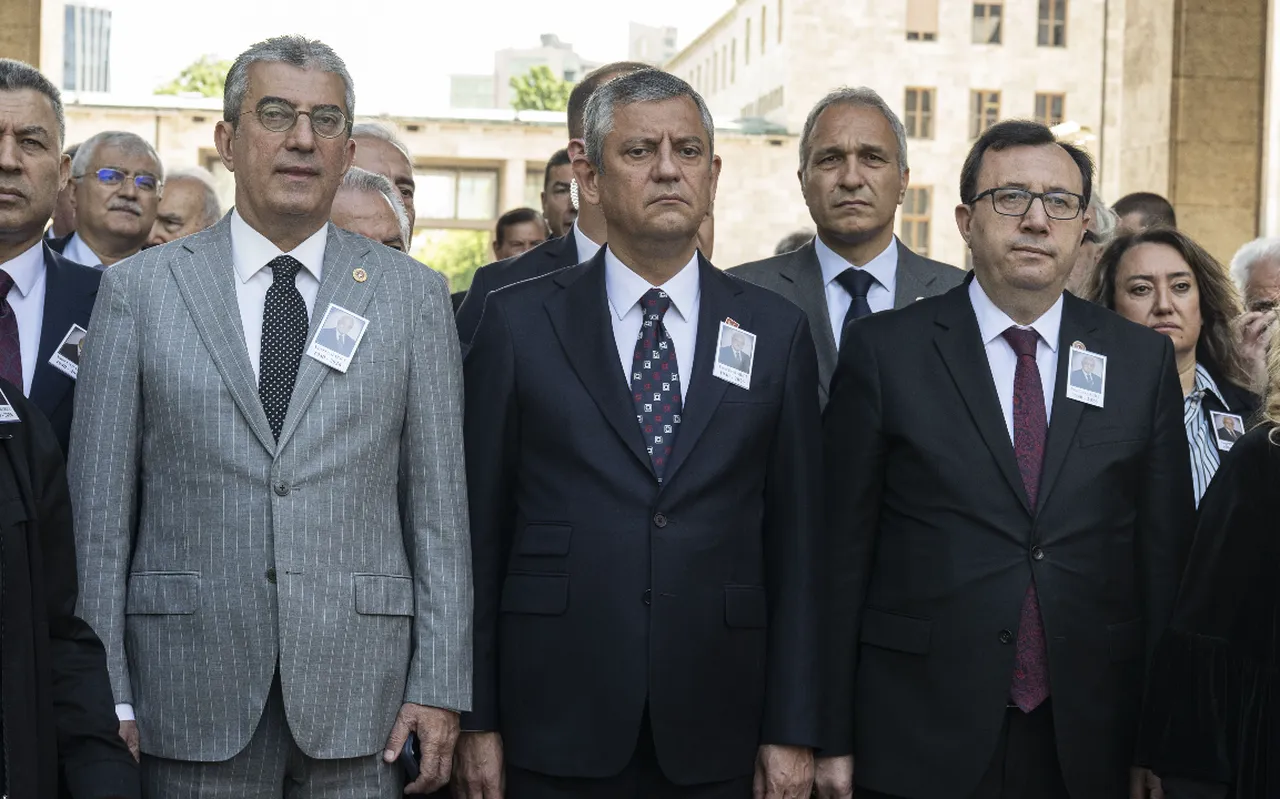 CHP'de grup toplantısı bilmecesi! Özgür Özel geri adım atmadı
