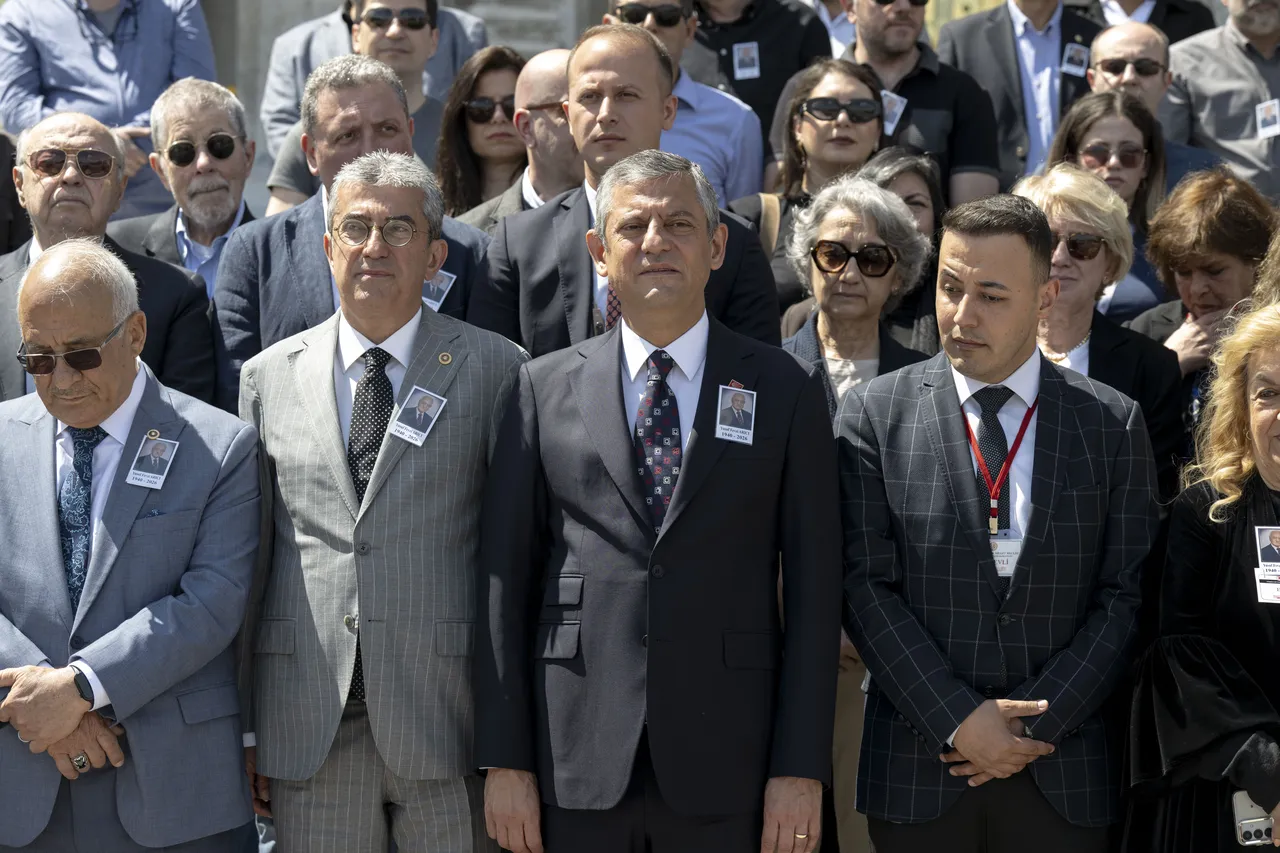 CHPde grup toplantısı bilmecesi! Özgür Özel geri adım atmadı