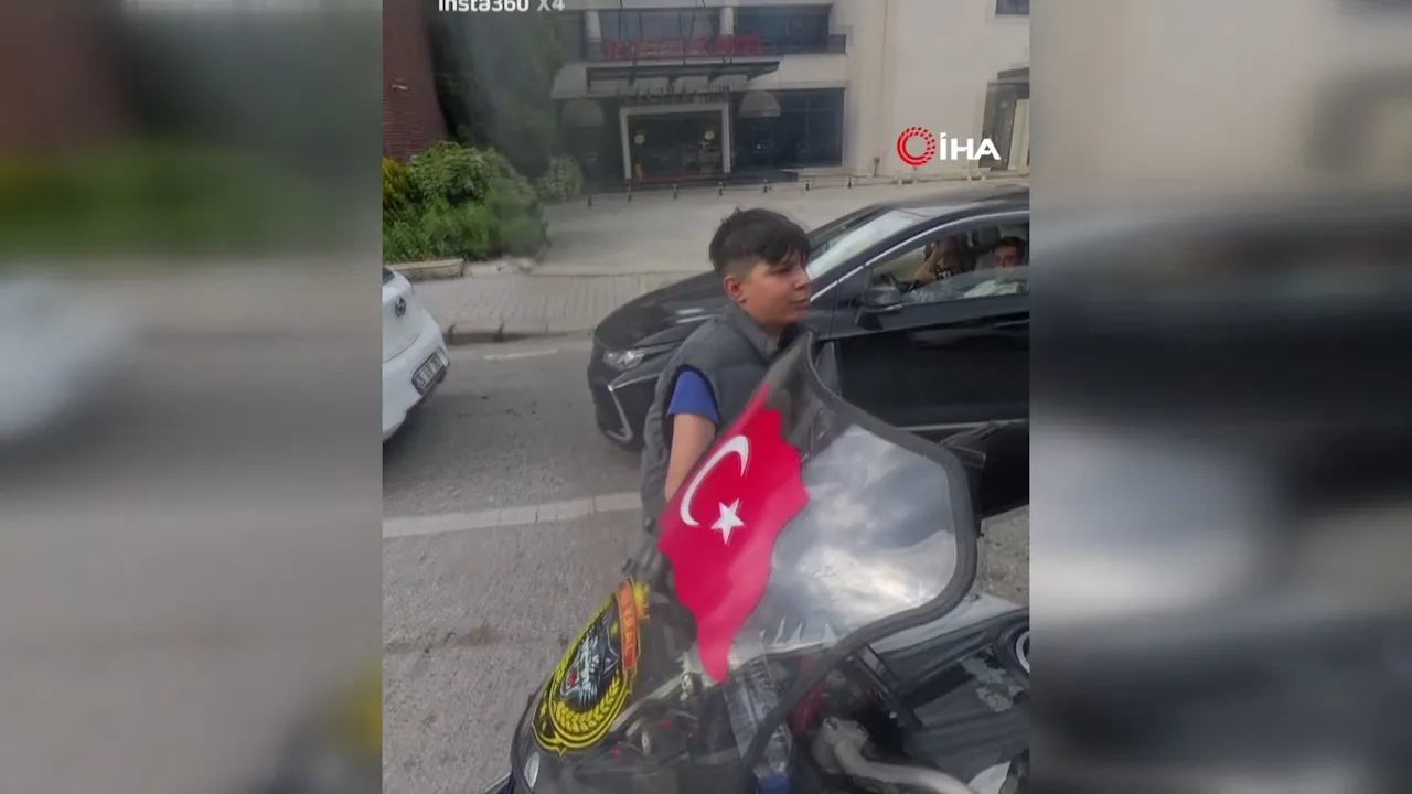 Eskişehir'de duygulandıran anlar! Su satan çocuktan Türk bayraklı motorcuya anlamlı hediye