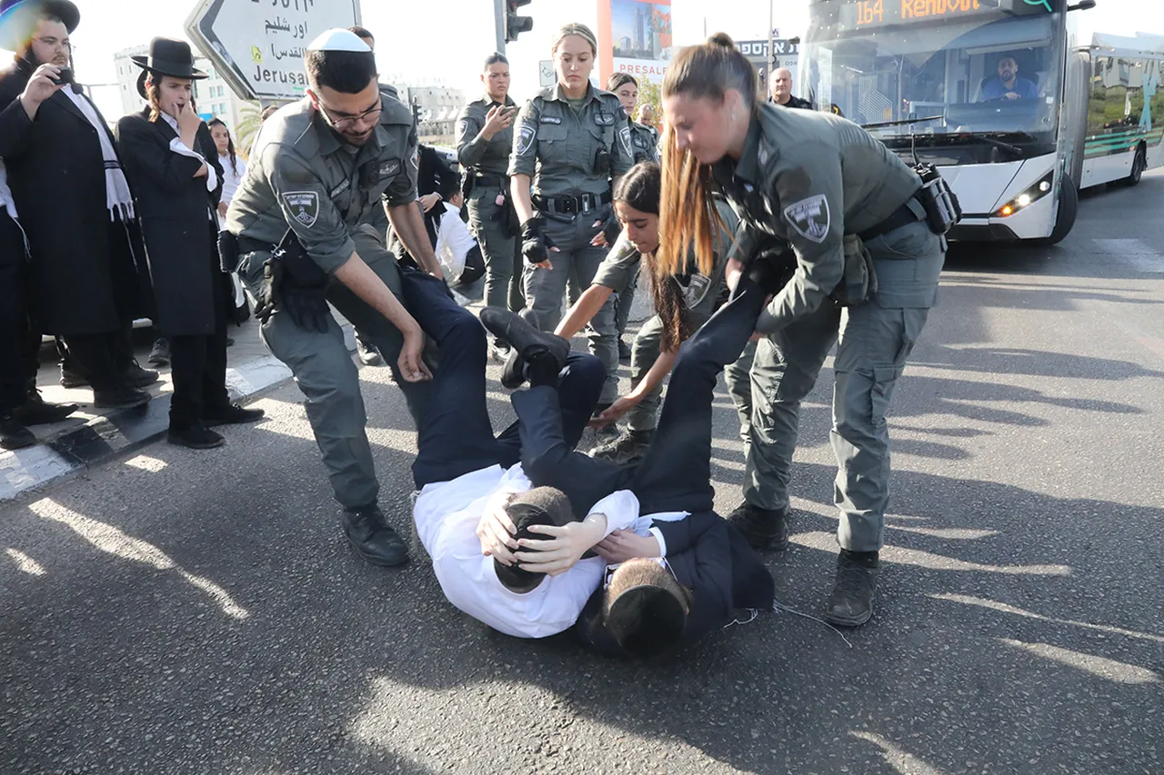 İsrail'de Harediler sokağa indi! "Ölürüz de orduya katılmayız"
