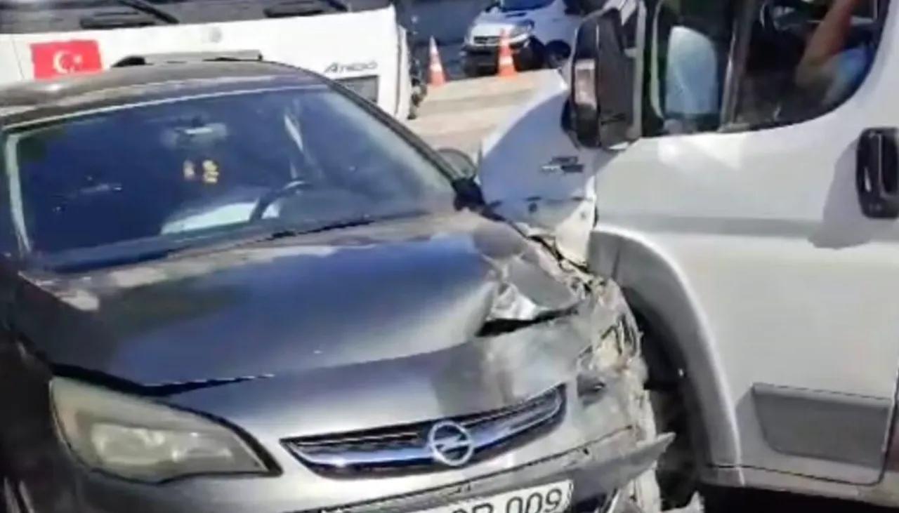 Okul servisi önce scootera sonra otomobile çarptı! Biri çocuk 2 kişi yaralandı