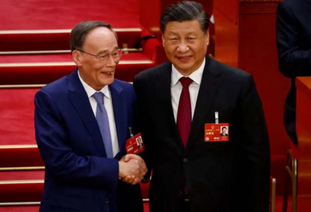 Wang Qishan, 2023 yılında Pekin'deki Halk Büyük Salonu'nda düzenlenen bir törende Çin Devlet Başkanı Xi Jinping ile birlikte görüntülendi.