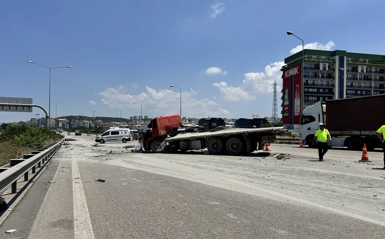 Bursa'da feci kaza: Otoyolda 3 araca çarpan kamyonun sürücüsü öldü