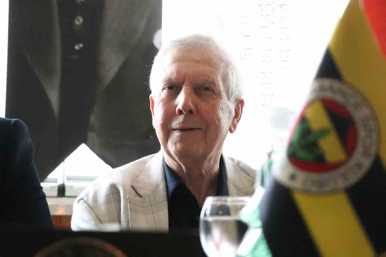 1998-2018 yılları arasında Fenerbahçe başkanlığı yapan Aziz Yıldırım, yeniden aynı göreve seçildi.