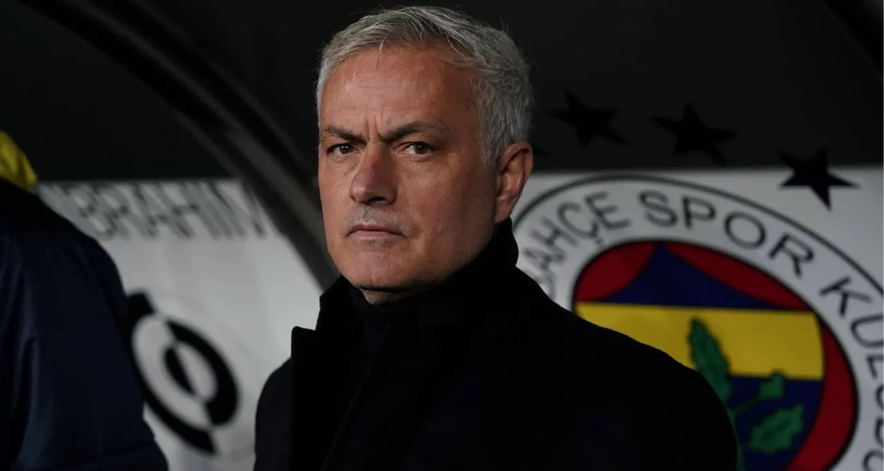 Fenerbahçe kariyerinde 62 maça çıkan Jose Mourinho, 37 galibiyet, 14 beraberlik ve 11 mağlubiyet aldı.