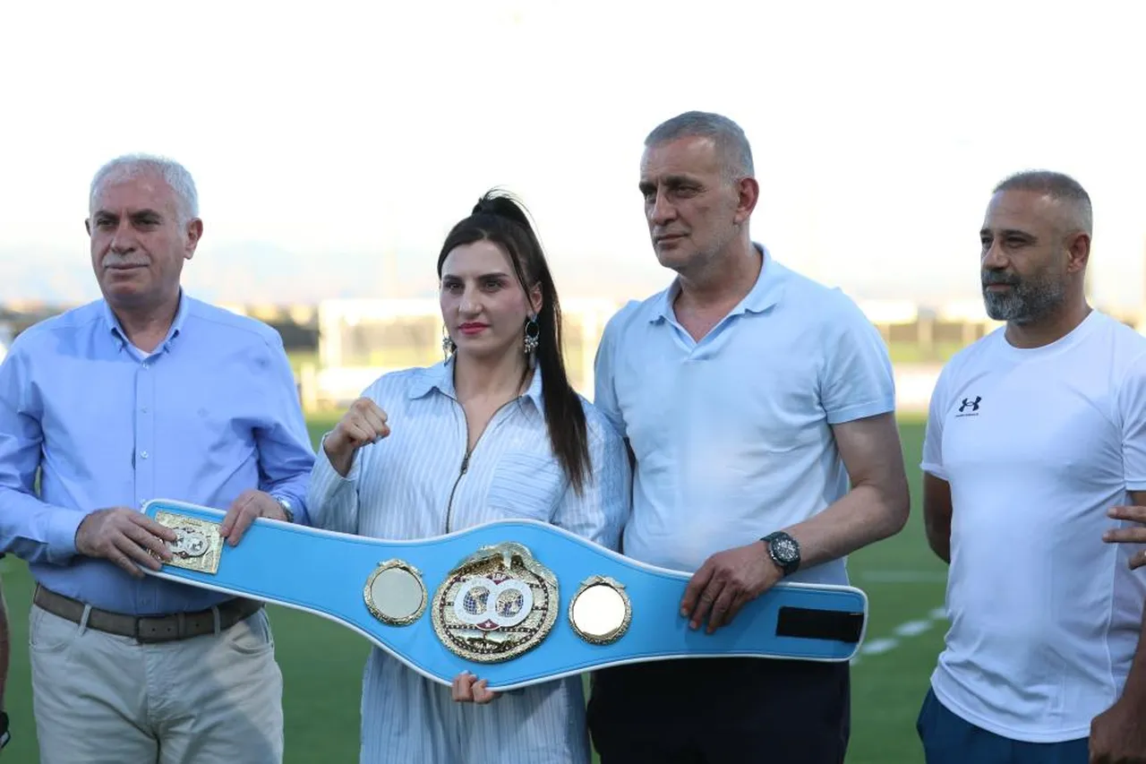 Milli Takım antrenmanı, TFF Başkanı İbrahim Hacıosmanoğlu ile Bayburt Belediye Başkanı Mehmet Mete Memiş ve IBF hafif sıklet dünya şampiyonu boksör Elif Nur Turhan da takip etti.