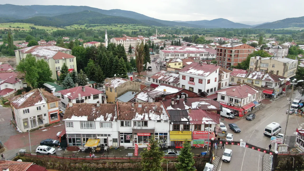 Haziran ayında korkutan manzara! İlçe beyaza büründü, altyapı çöktü