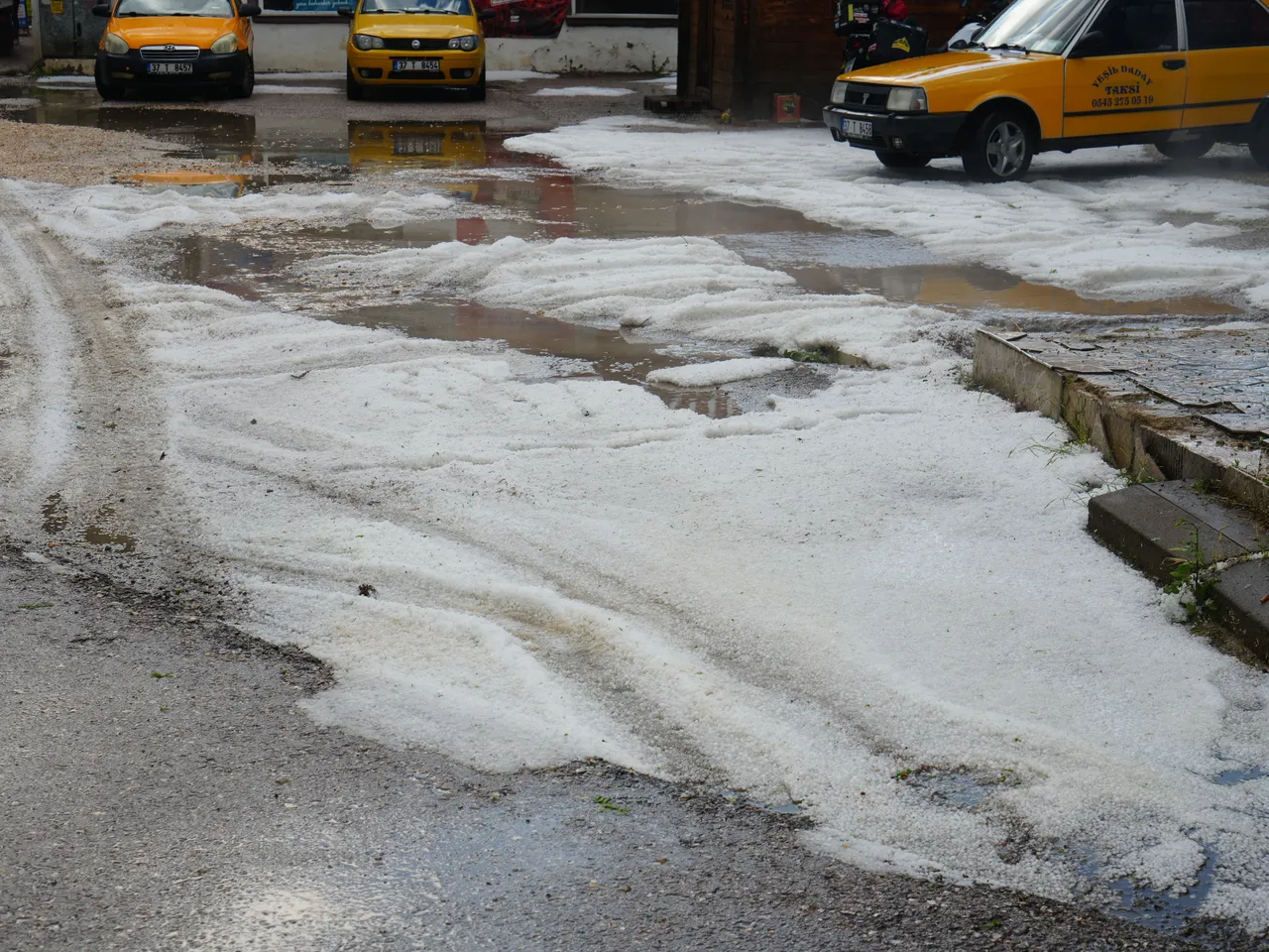 Haziran ayında korkutan manzara! İlçe beyaza büründü, altyapı çöktü