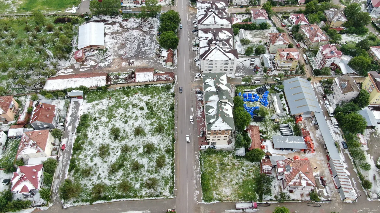 Haziran ayında korkutan manzara! İlçe beyaza büründü, altyapı çöktü