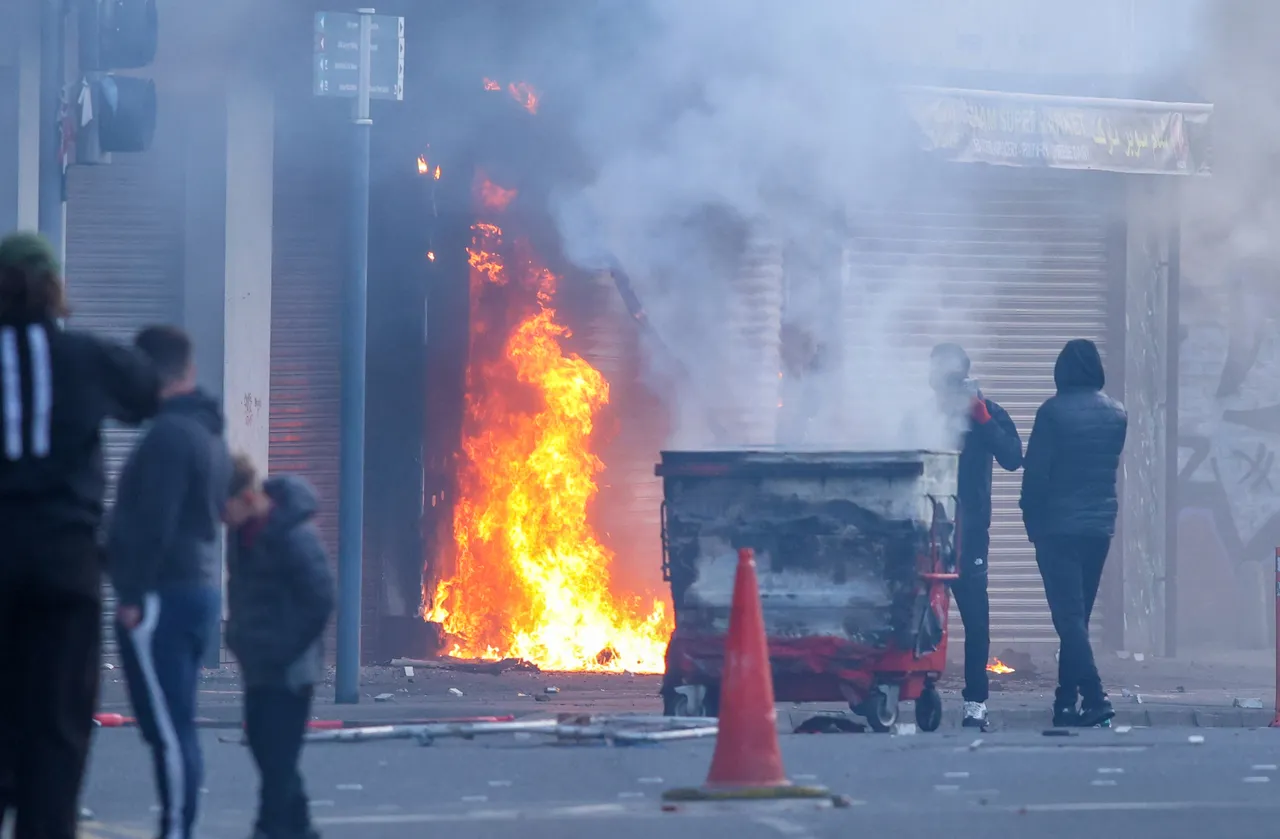 Kuzey İrlanda, bıçaklı saldırının ardından karıştı! Ev ve araçlar ateşe verildi, Türk berber de hedef alındı