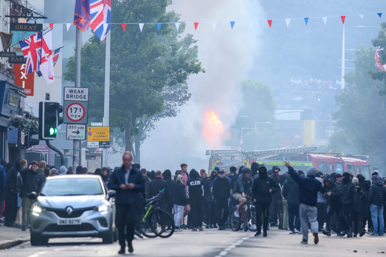 Kuzey İrlanda, bıçaklı saldırının ardından karıştı! Ev ve araçlar ateşe verildi, Türk berber de hedef alındı