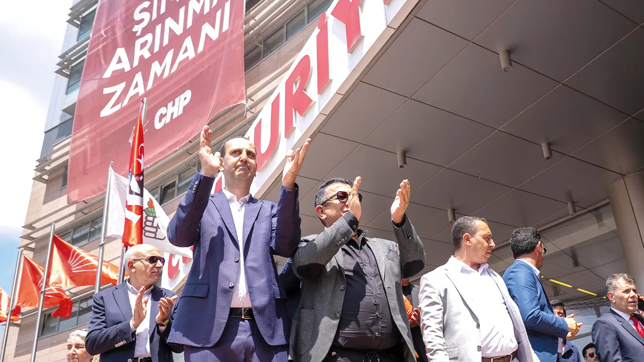 Milletvekillerinin tarafı iki ayrı grup toplantısıyla netleşmiş oldu. Özgür Özel’in Meclis’teki konuşmasını 98, Kılıçdaroğlu’nun genel merkez açıklamalarını 23 milletvekili takip etti. Her iki tarafa gitmeyen vekil sayısı da 17 oldu.