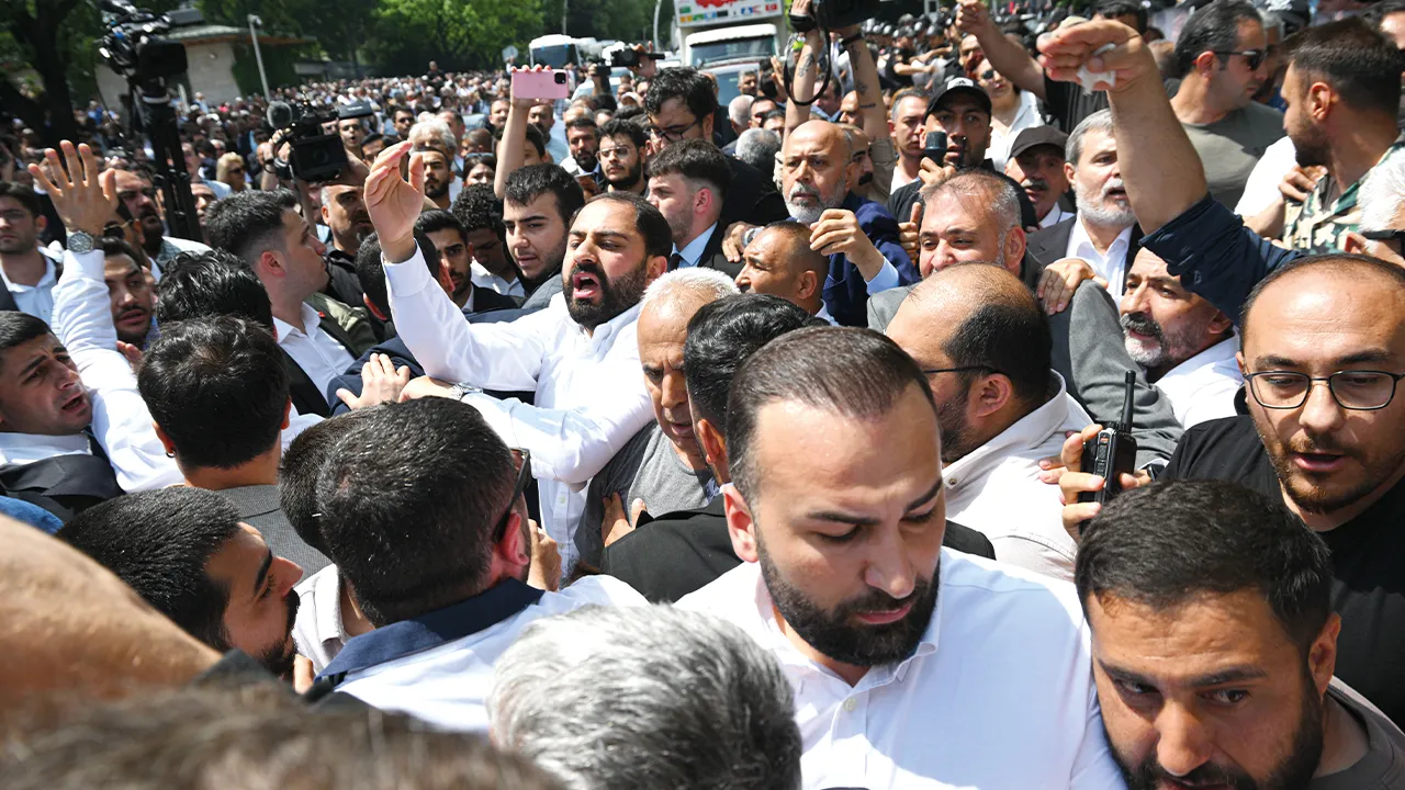Meclis kapısında kapışan CHP'liler birbirine böyle seslendi: Hain Kılıçdaroğlu,  Fetö’cü Özgür