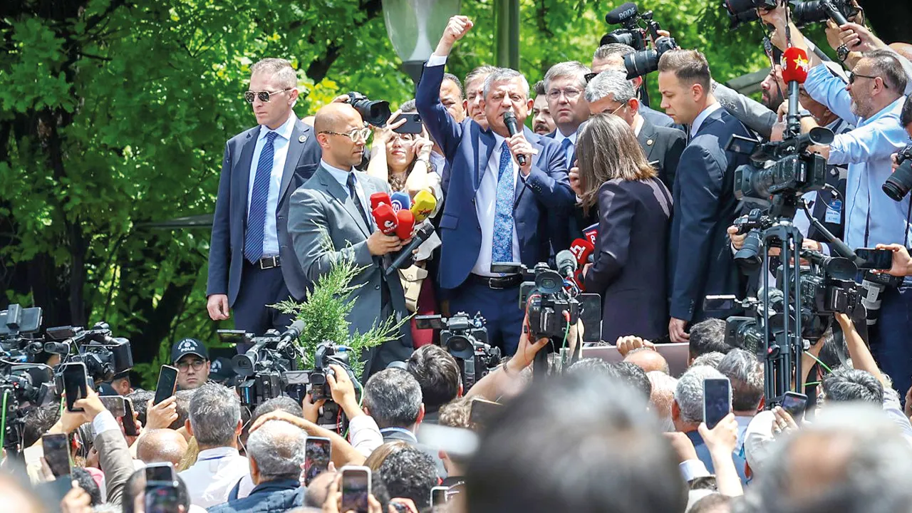 Meclis kapısında kapışan CHP'liler birbirine böyle seslendi: Hain Kılıçdaroğlu,  Fetö’cü Özgür