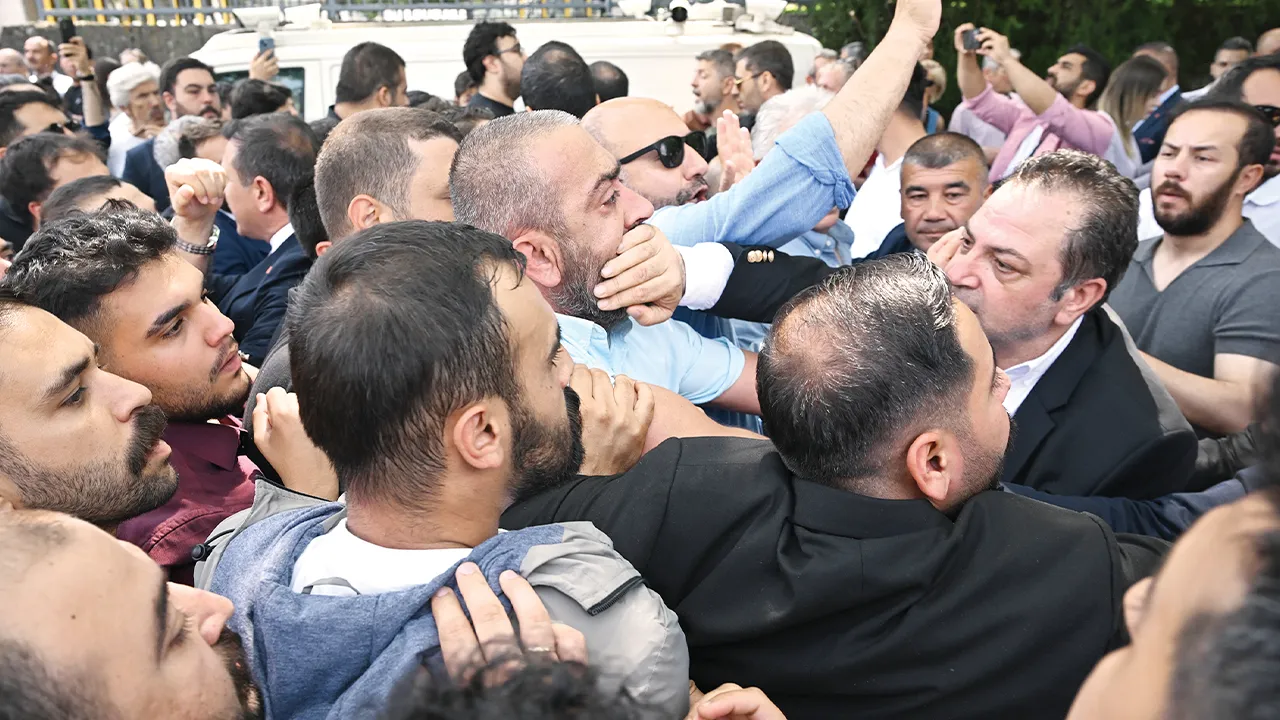 Meclis kapısında kapışan CHP'liler birbirine böyle seslendi: Hain Kılıçdaroğlu,  Fetö’cü Özgür
