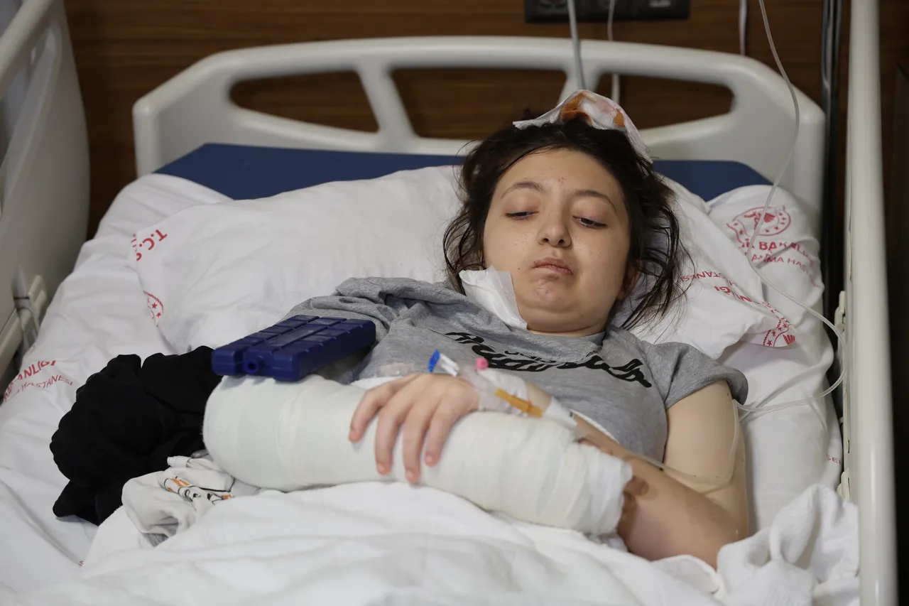 Böyle hayatta kalmış! Adana’da 12.kattan düşen 14 yaşındaki Ecrinin doktoru konuştu: Tente hava yastığı gibi enerjiyi sönümledi