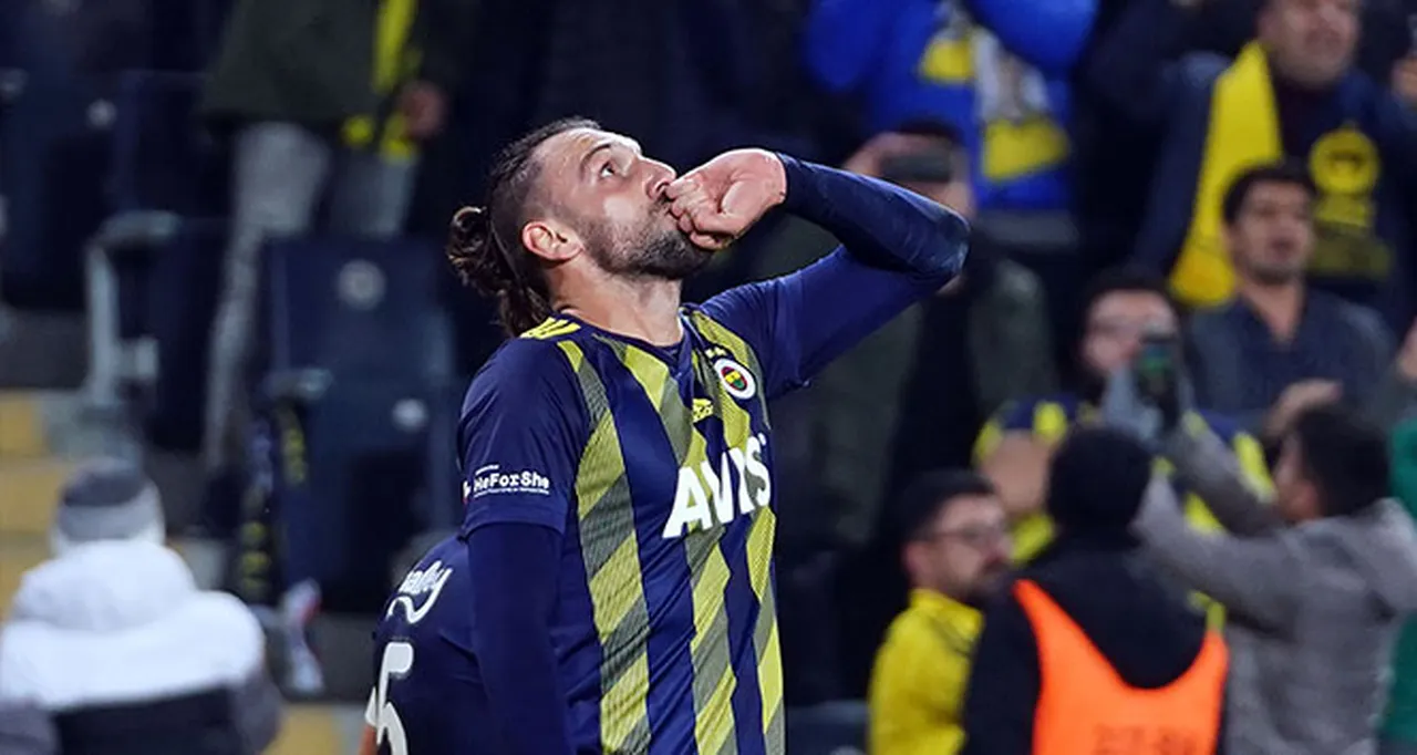 Vedat Muriqi, 2019-2020 sezonunda Fenerbahçe formasını giymiş ve 21 milyon euro'ya Lazio'ya transfer olmuştu.