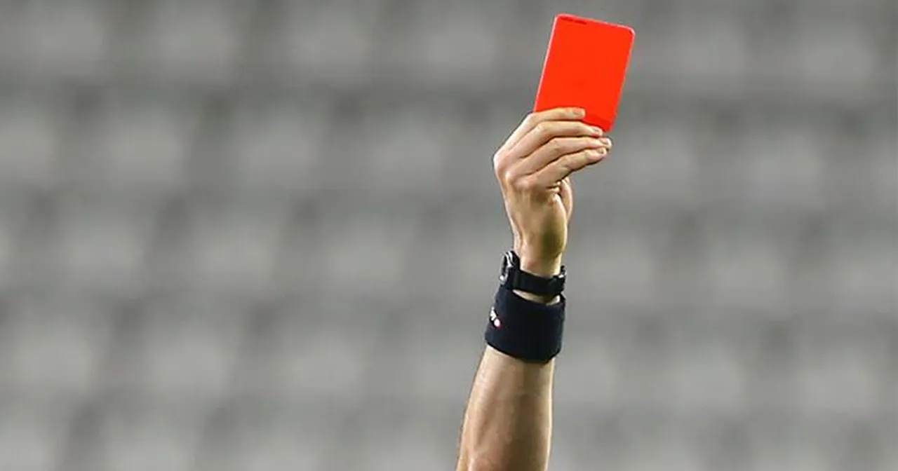 Rakibiyle gerginlik yaşarken ağzını eliyle, koluyla ya da formasıyla kapatan futbolcuya kırmızı kart çıkacak.