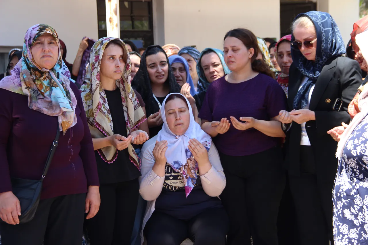 ‘Mobbing’ iddiaları sonrası soruşturma başlatılmıştı! Irmak öğretmenin cenazesinde gözyaşları sel oldu