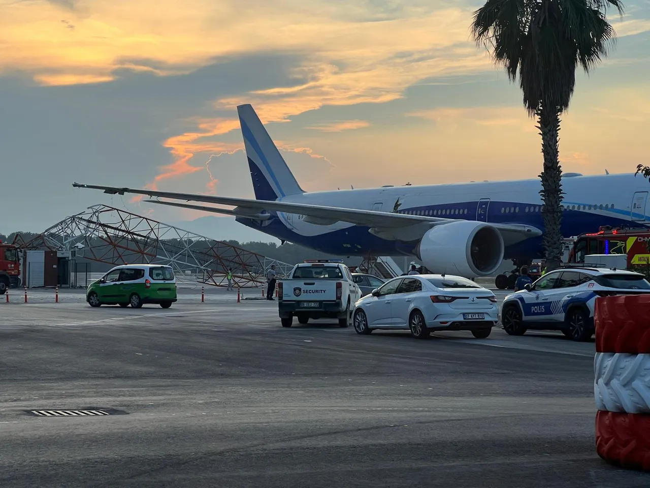 THY uçağı Antalya’da antene çarptı! 267 yolcu tahliye edildi