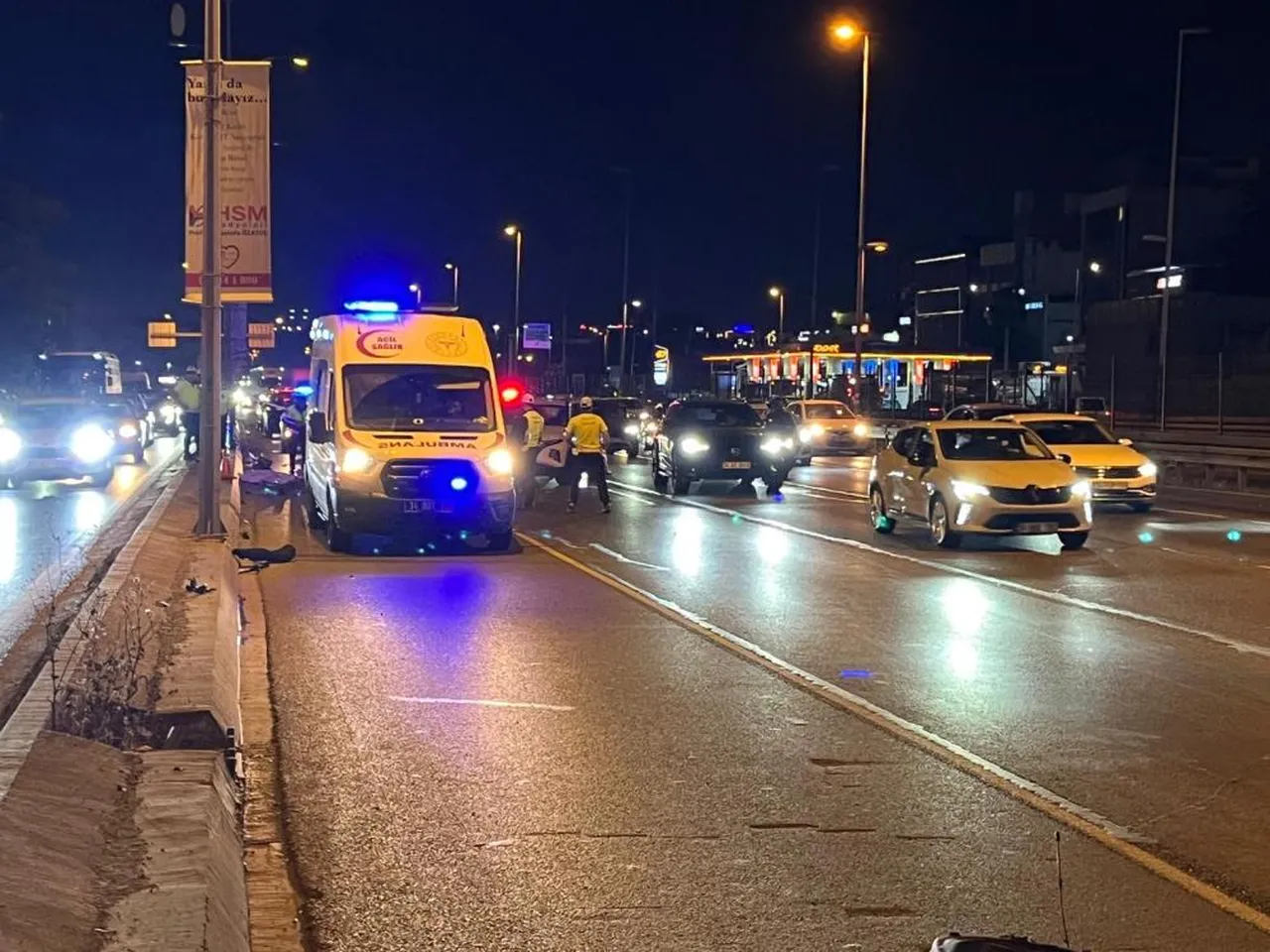 Bakırköy'de motosiklet elektrik direğine çarptı! 2 kişi öldü