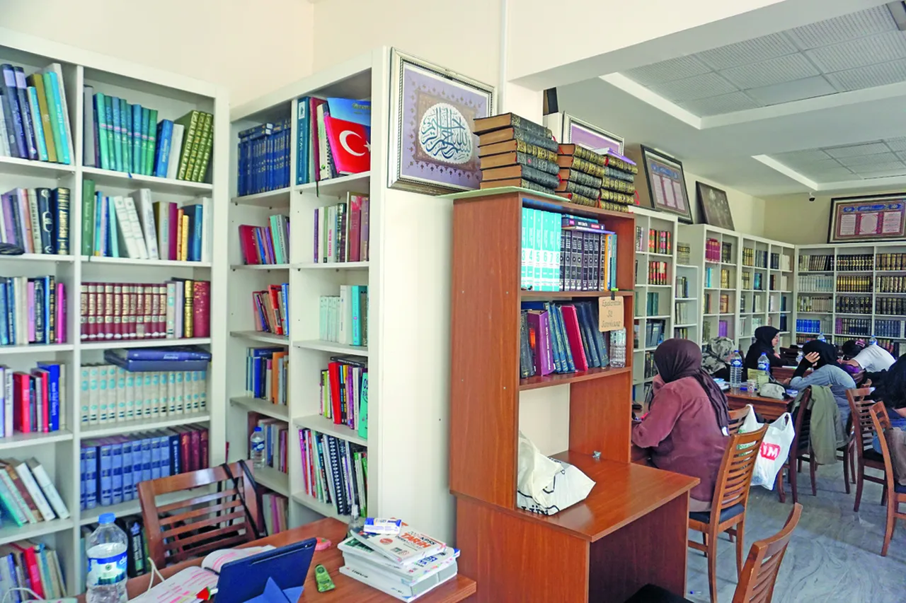 Külliyede bulunan kütüphanedeki binlerce kitap öğrencilerin öğrenimine de yardımcı oluyor.