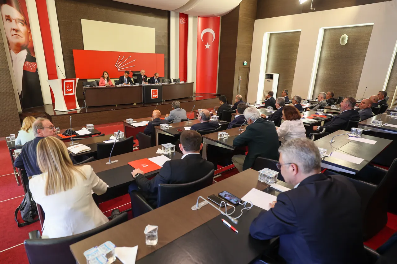 CHP'de parti meclisi savaşı! Özel’e yakın 27 isim PM’den istifa etti