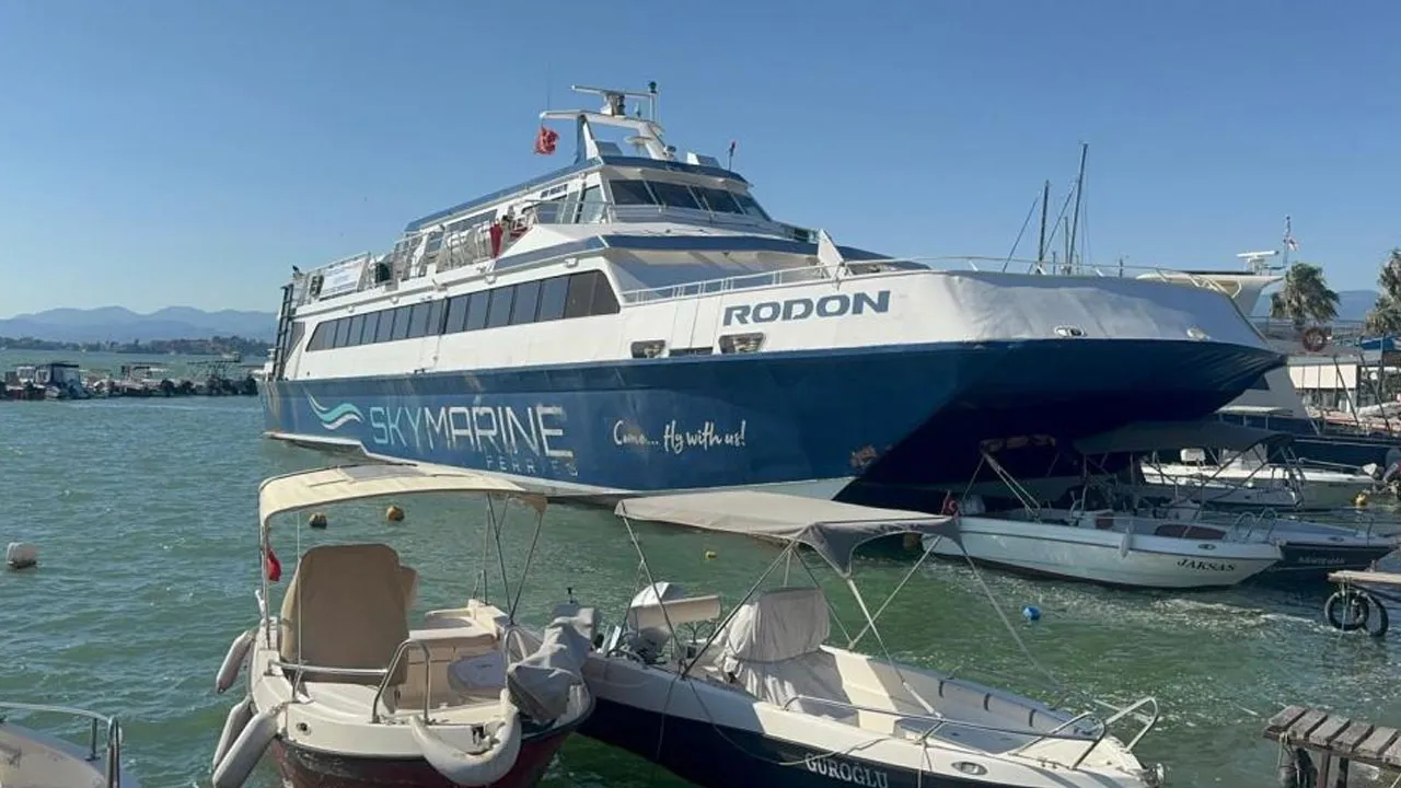 Fethiye'de sıcak saatler! Rodos seferi yapan feribot teknelere çarpıp karaya oturdu