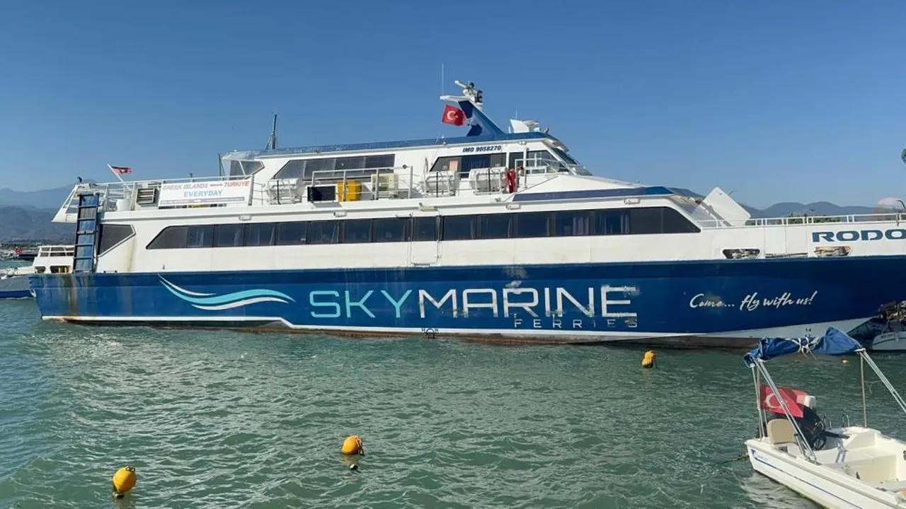 Fethiye'de sıcak saatler! Rodos seferi yapan feribot teknelere çarpıp karaya oturdu