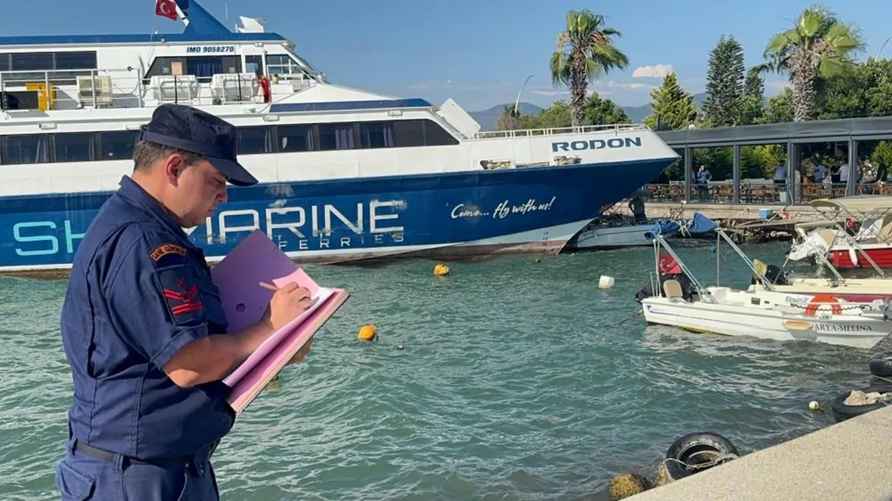 Fethiye'de sıcak saatler! Rodos seferi yapan feribot teknelere çarpıp karaya oturdu