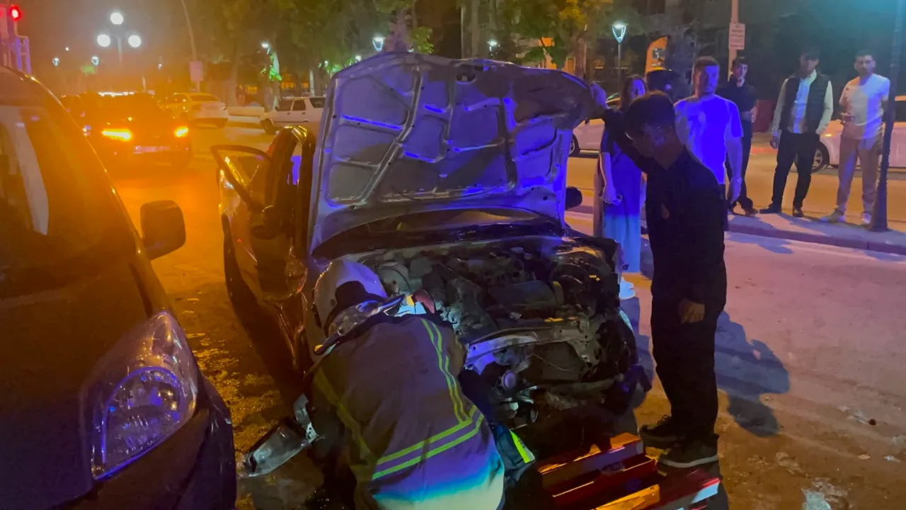 Karaman'da kontrolden çıkan pikap 3 aracı biçti! Dehşet anları saniye saniye kamerada