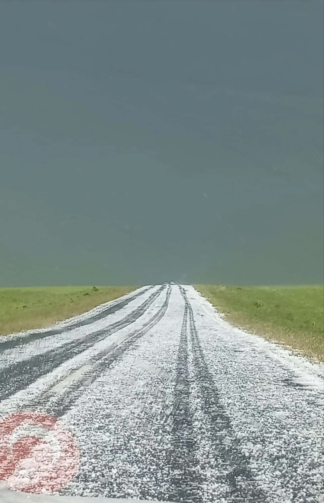 Kars’ta fındık büyüklüğünde dolu! Tarlalar, araçlar zarar gördü