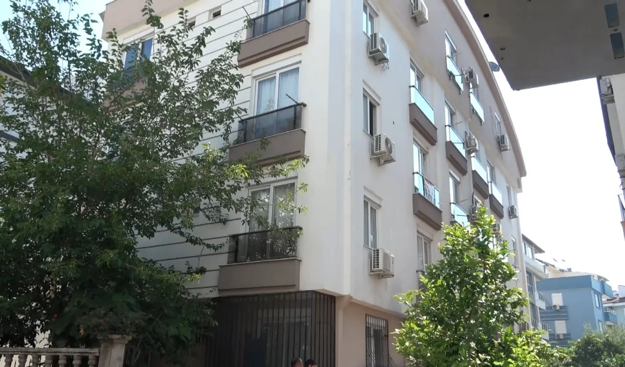 Kokuyu fark eden komşular harekete geçti! Evden kelepçe takarak çıkardılar