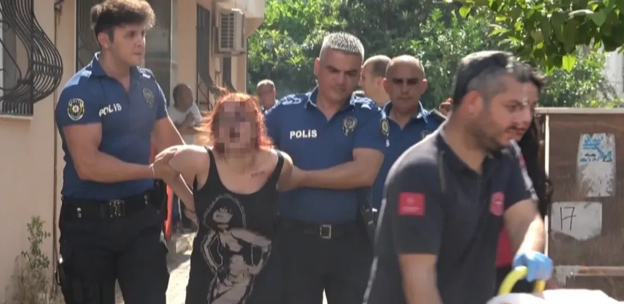 Kokuyu fark eden komşular harekete geçti! Evden kelepçe takarak çıkardılar