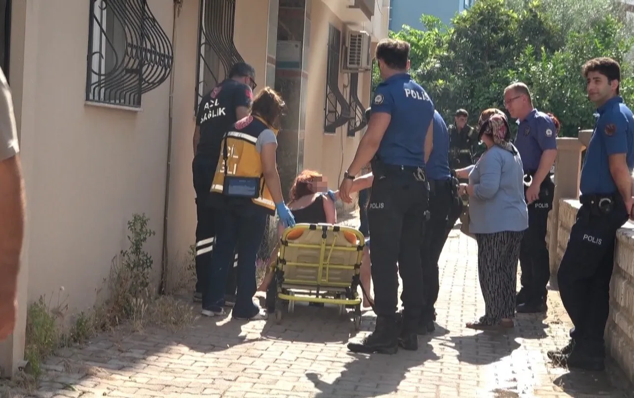 Kokuyu fark eden komşular harekete geçti! Evden kelepçe takarak çıkardılar