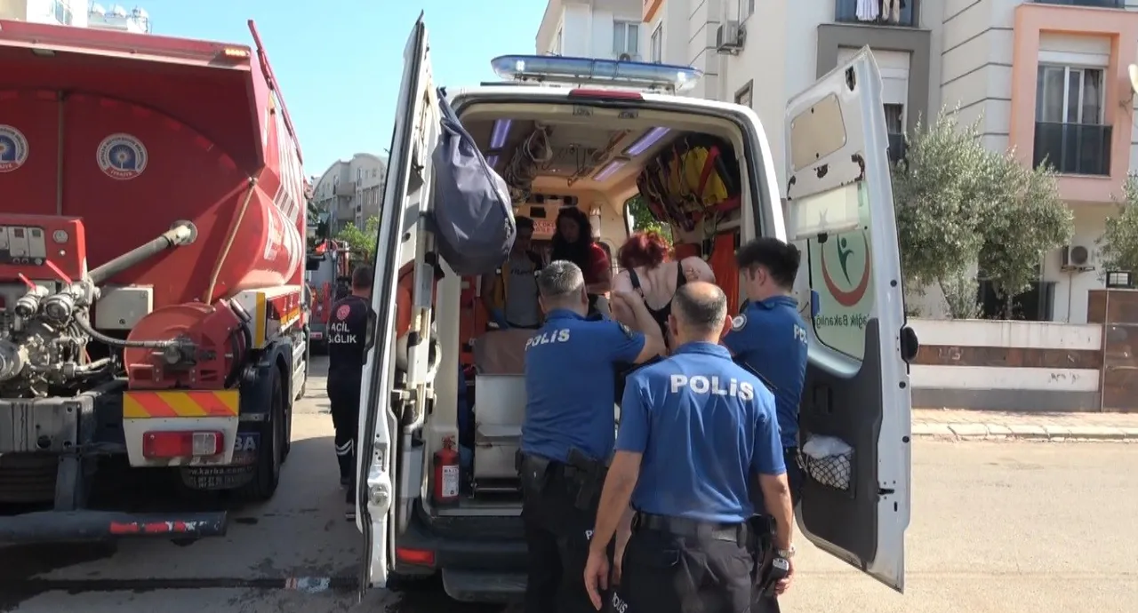 Kokuyu fark eden komşular harekete geçti! Evden kelepçe takarak çıkardılar
