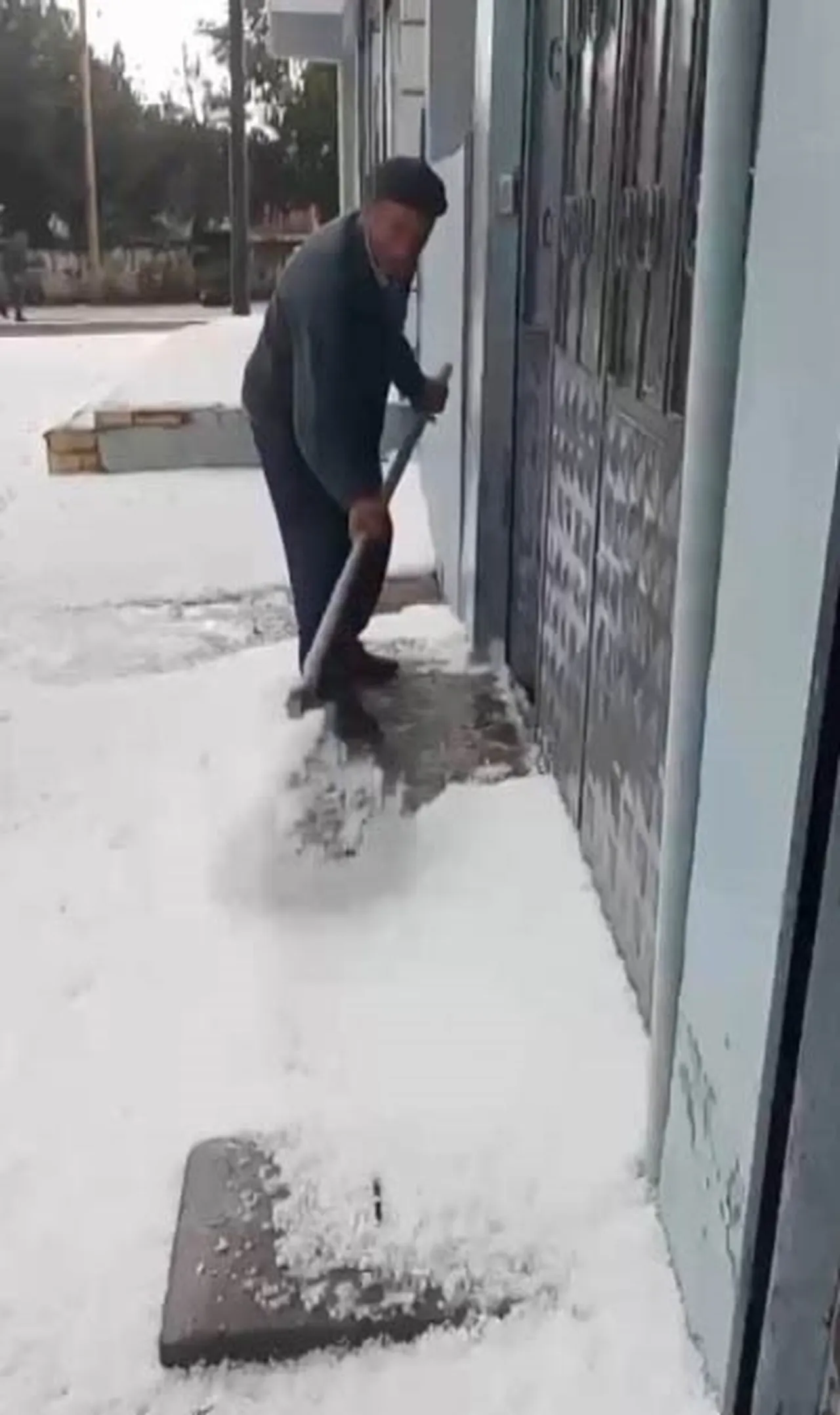 Yaz ortasında kış manzarası! Vatandaşlar kürekle temizlik yaptı