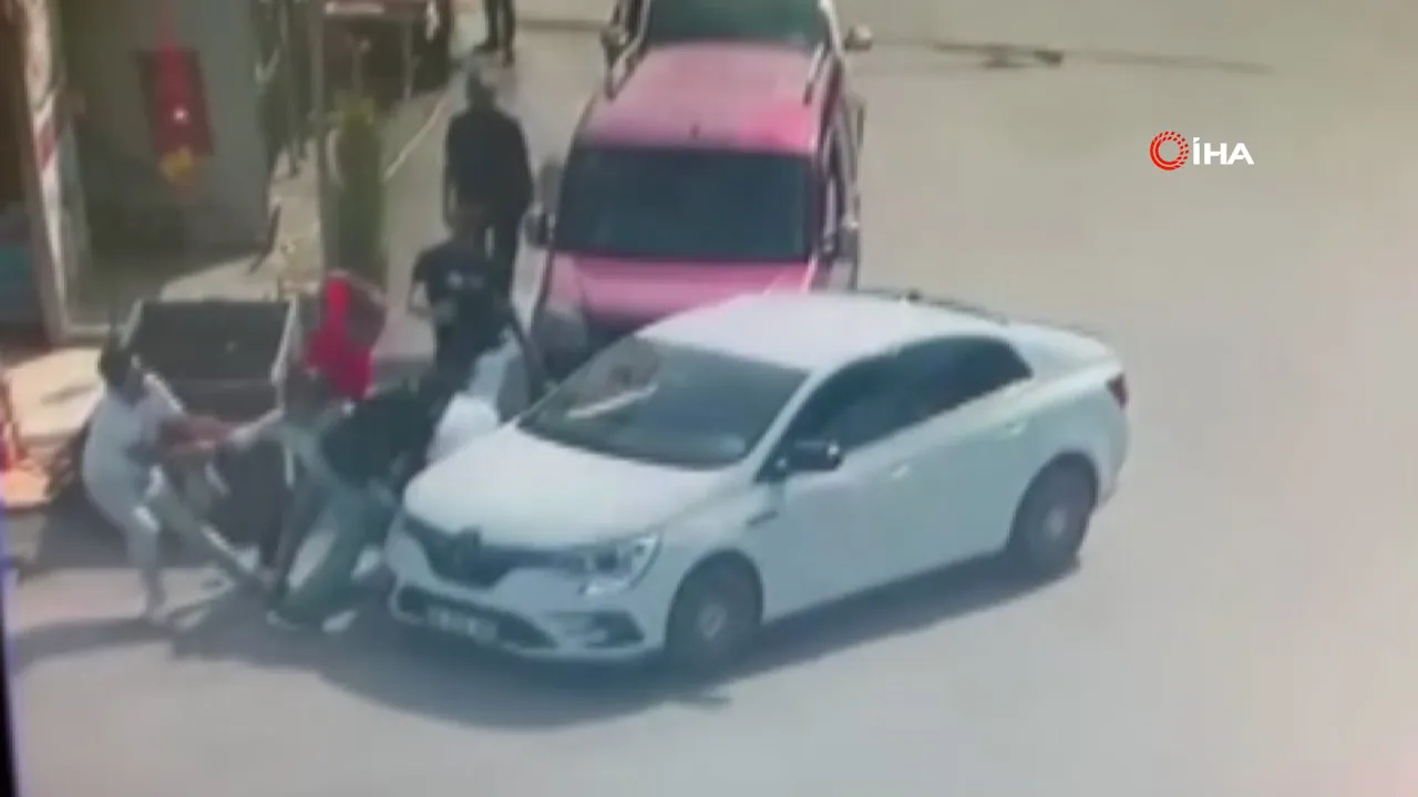 Yol kesip tekme tokat birbirlerine girdiler! Ankara'daki husumet kavgası kamerada