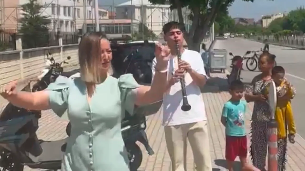 5 yıl süren dava sonuçlandı; boşanmayı davul zurnayla kutladı