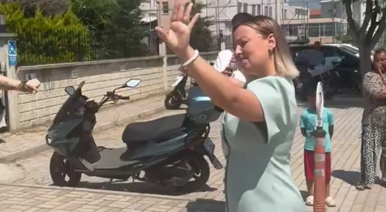5 yıl süren dava sonuçlandı; boşanmayı davul zurnayla kutladı