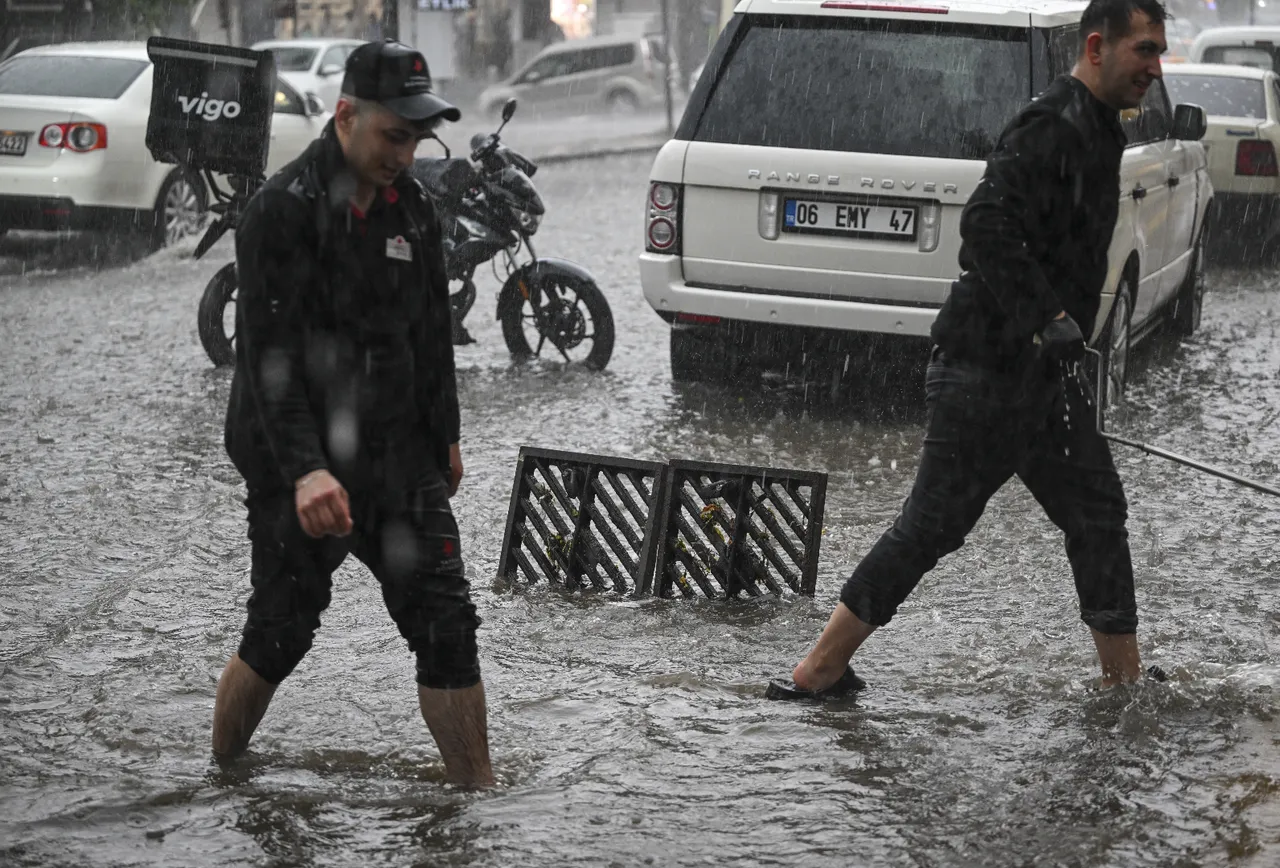 Ankara’da sağanak kabusu! İş yerlerini su bastı, yollar kapandı