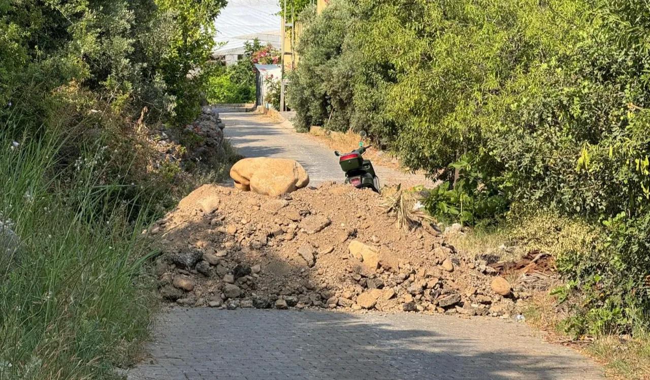 Arazi sahipleri yolu kapattı! Vatandaşın alternatif güzergahı da gitti