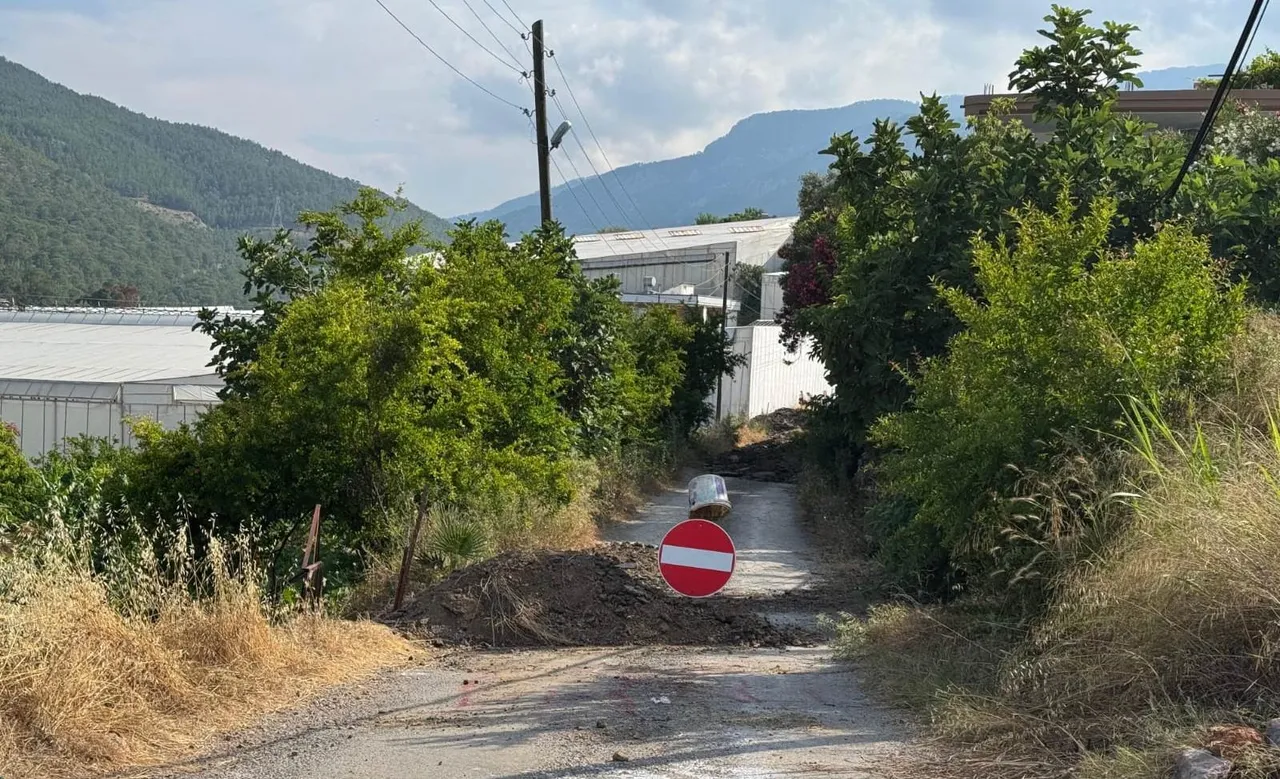 Arazi sahipleri yolu kapattı! Vatandaşın alternatif güzergahı da gitti