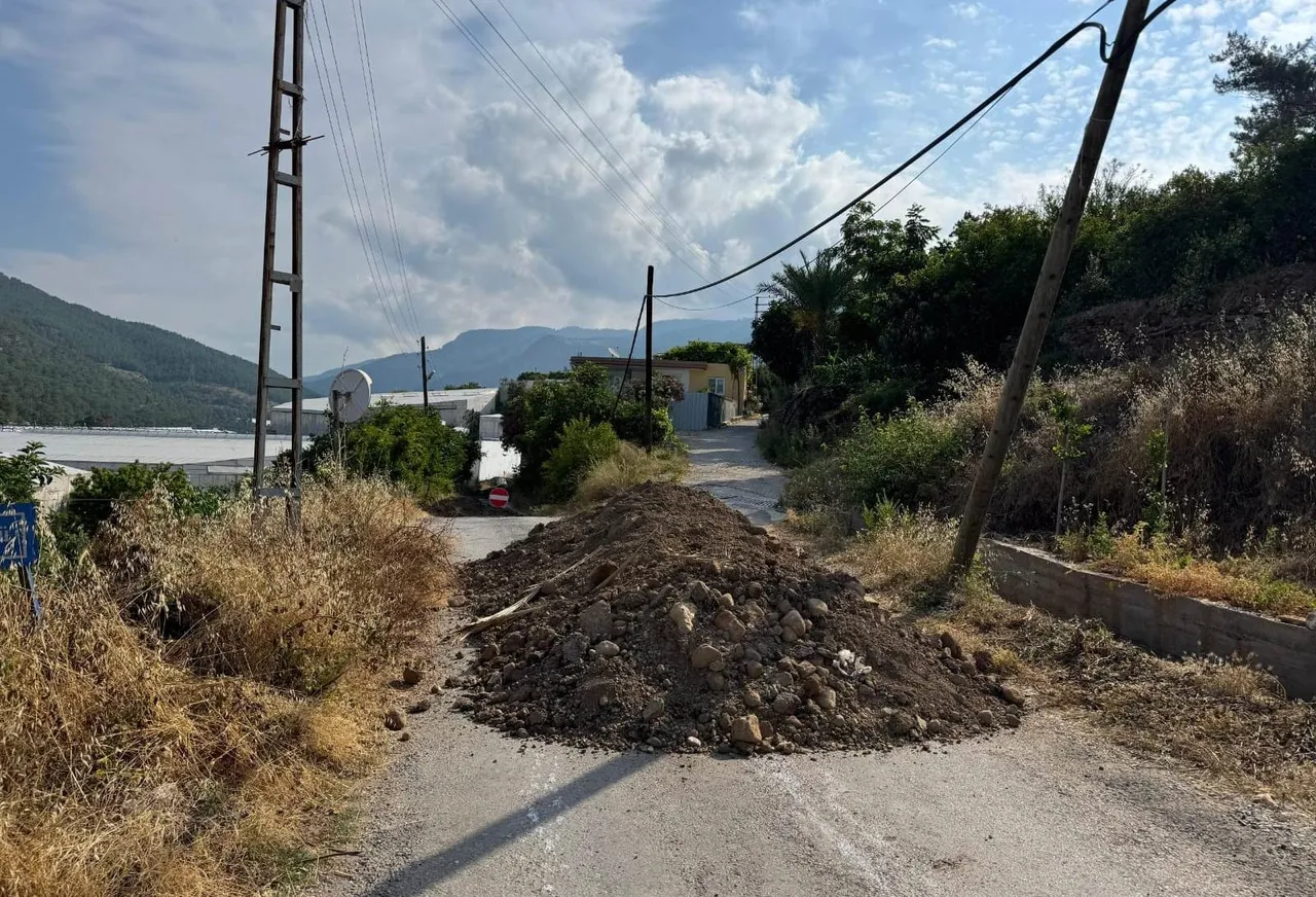 Arazi sahipleri yolu kapattı! Vatandaşın alternatif güzergahı da gitti