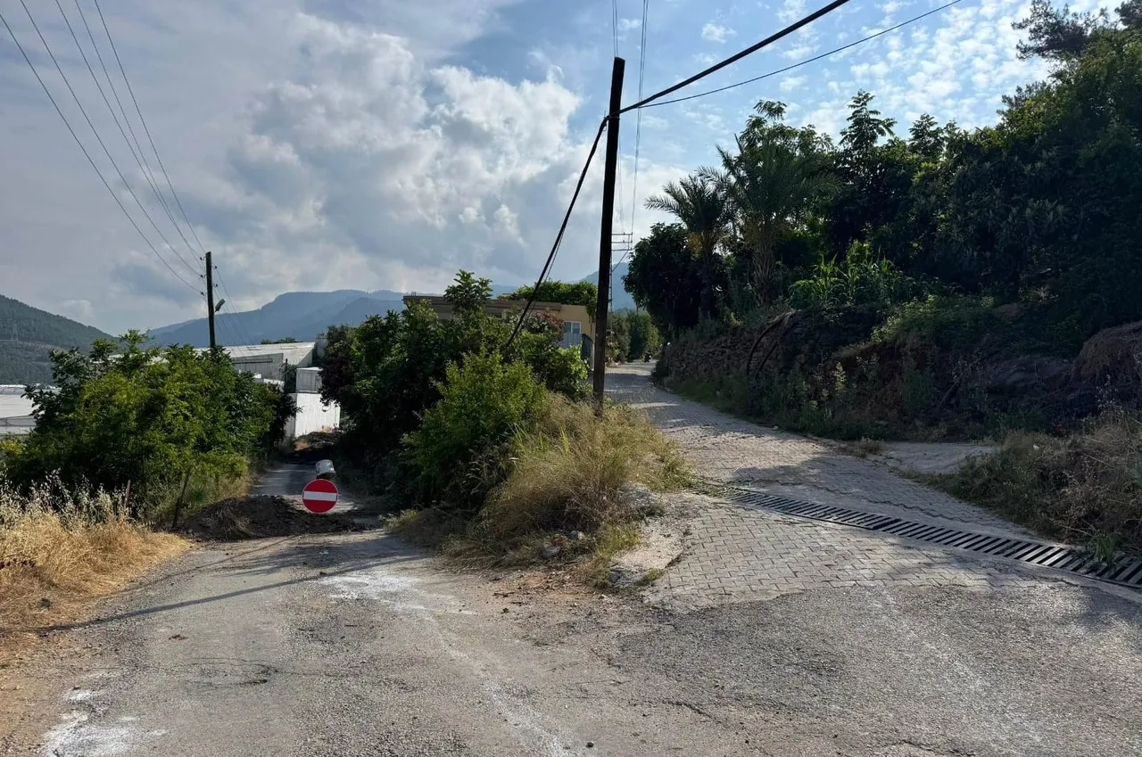 Arazi sahipleri yolu kapattı! Vatandaşın alternatif güzergahı da gitti