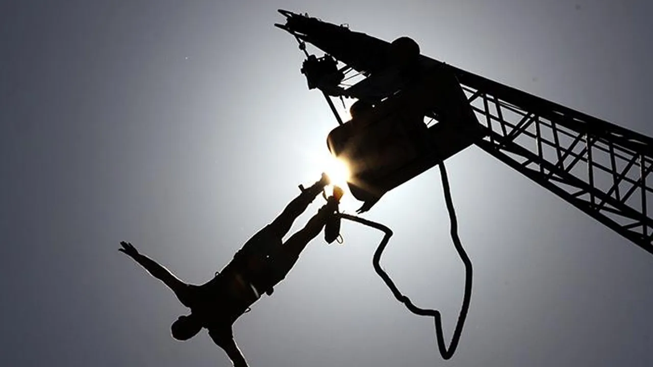 Bungee jumping faciası! Güvenlik halatı olmadan 40 metreden attılar