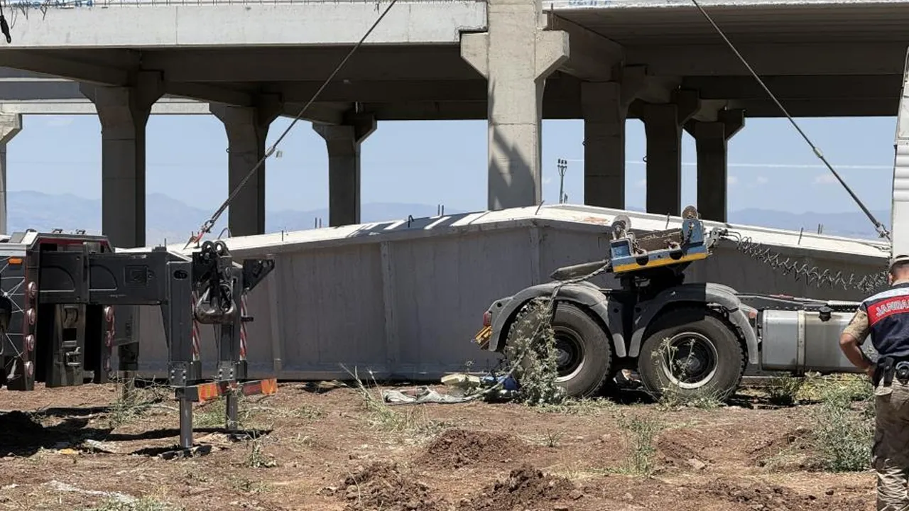 15 TON AĞIRLIĞIN ALTINDA KALDI
