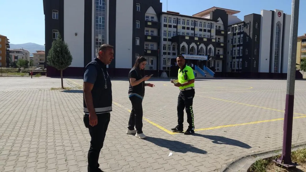 LGS'den tanıdık manzaralar: Kimi kimliğini unuttu kimisi okulu karıştırdı