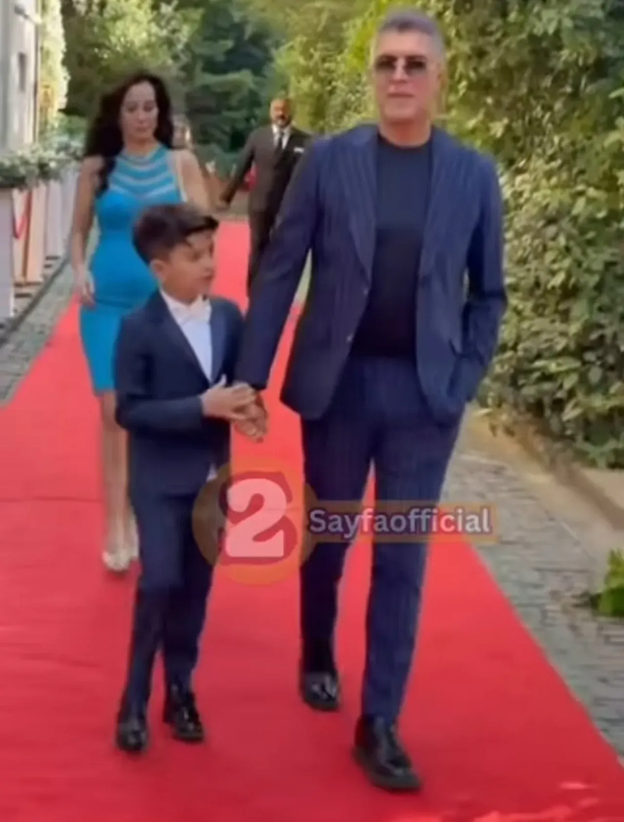 Mezuniyet töreninde ünlüler geçidi! Çocuklarının heyecanına ortak oldular