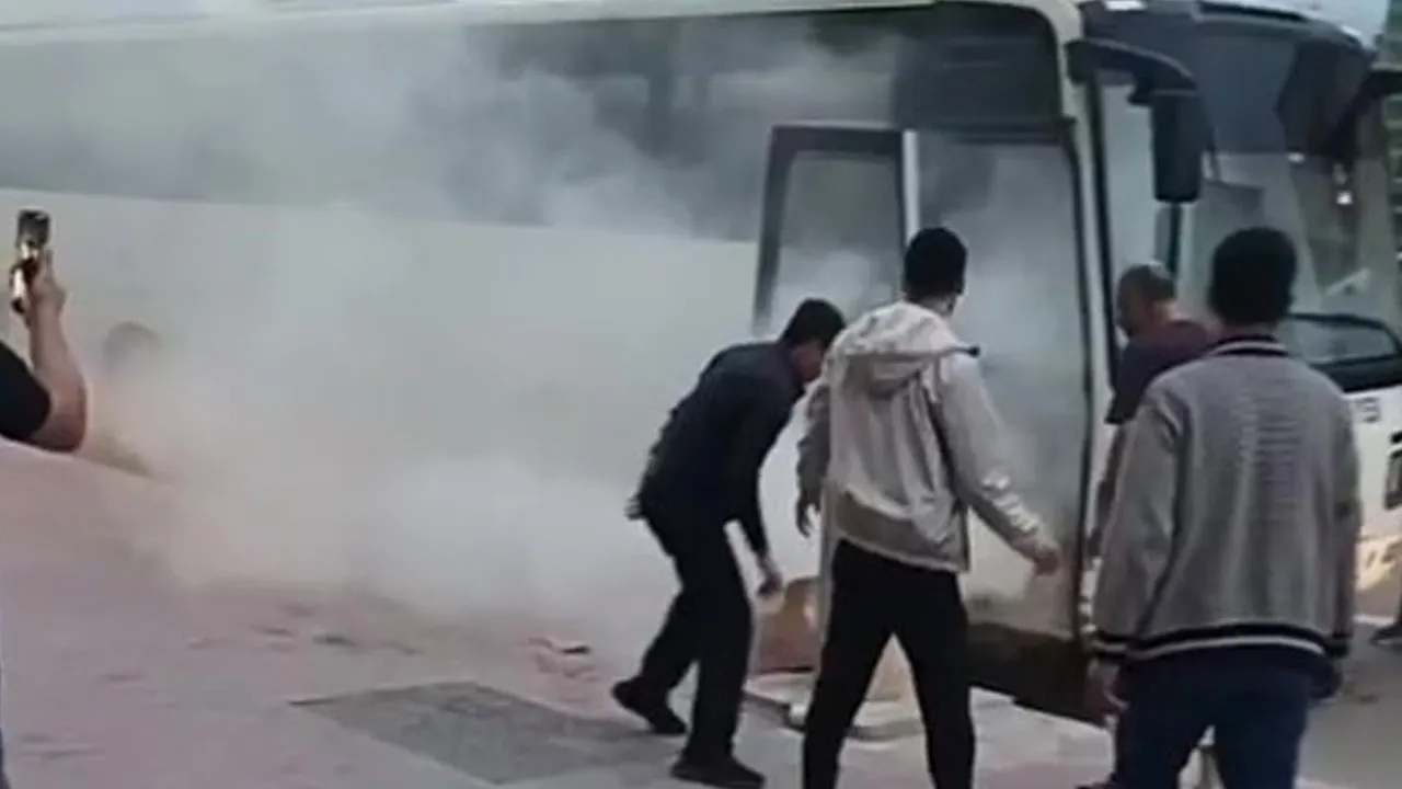 MHP'lileri taşıyan otobüste korku dolu anlar! Yolcular tahliye edildi
